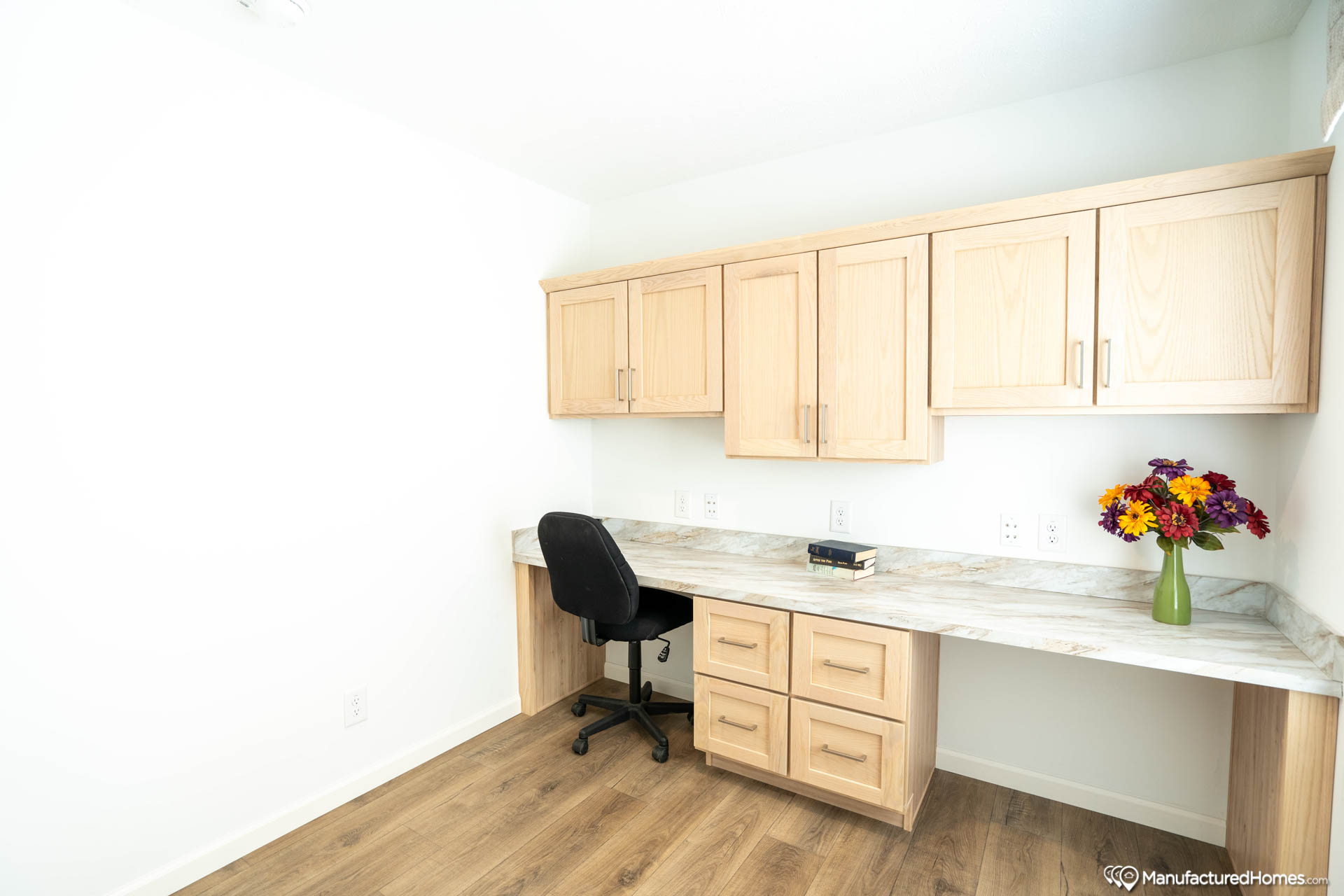 Landmark Essence Essence 17 9L32563A (2NM2424-V) - D & H Homes